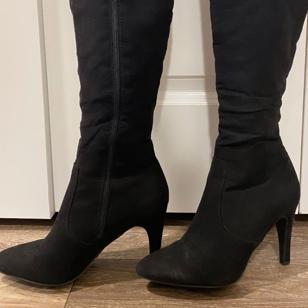 Stunning Knee-High Heeled Boots – Lightly Used & Ready to Impress!
